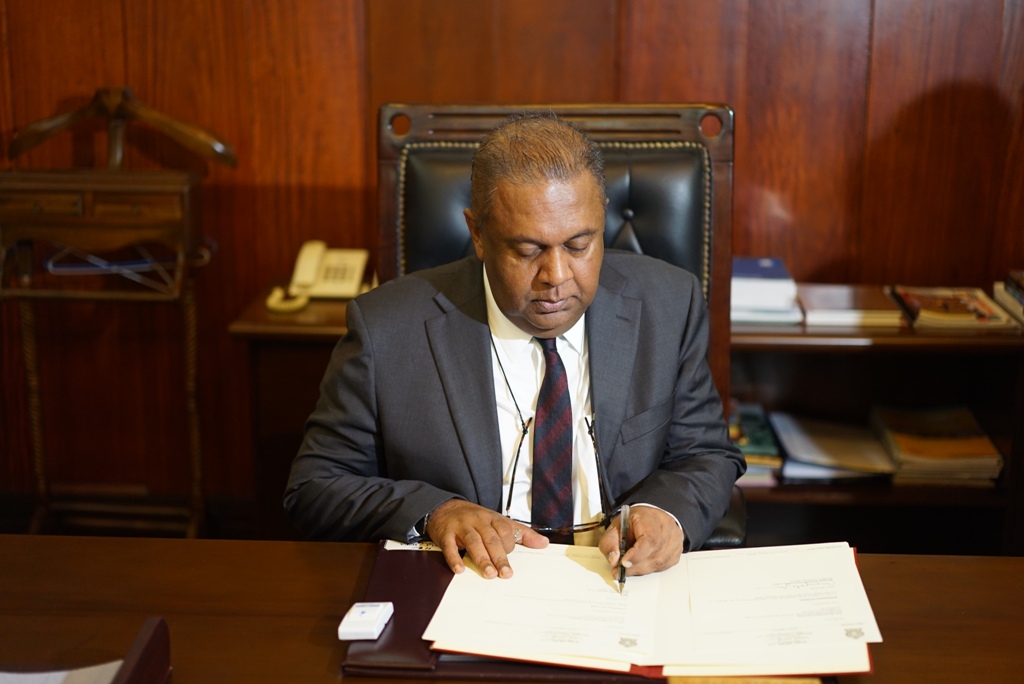 Foreign_Minister_Samaraweera_assuming_duties