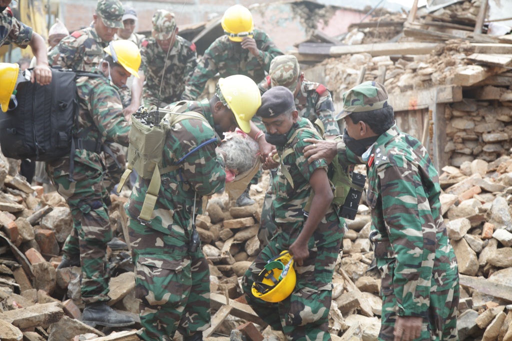 Sri_Lankan_Army_officers_rescuing_an_affected_person_at_Dolalghat